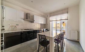 Joivy Delightful 3-Bed Flat With Balcony